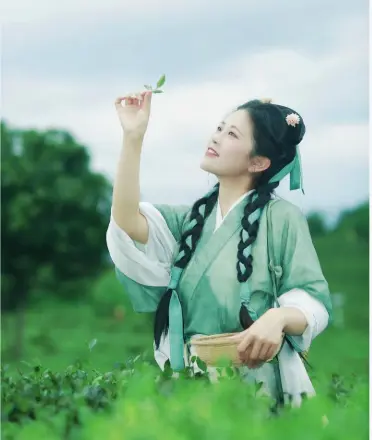 沪上夜游社交新风潮：解锁上海美食活动与同城打卡的沉浸式体验
